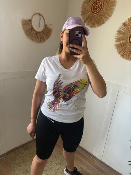 Renkli Papagan Desenli T-Shirt