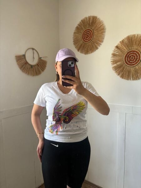 Renkli Papagan Desenli T-Shirt