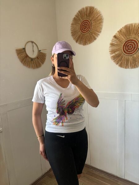 Renkli Papagan Desenli T-Shirt