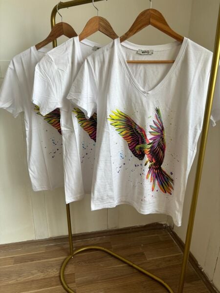 Renkli Papagan Desenli T-Shirt