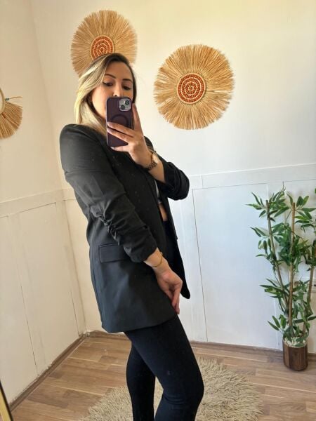 Siyah Kolu Büzgülü Çeket