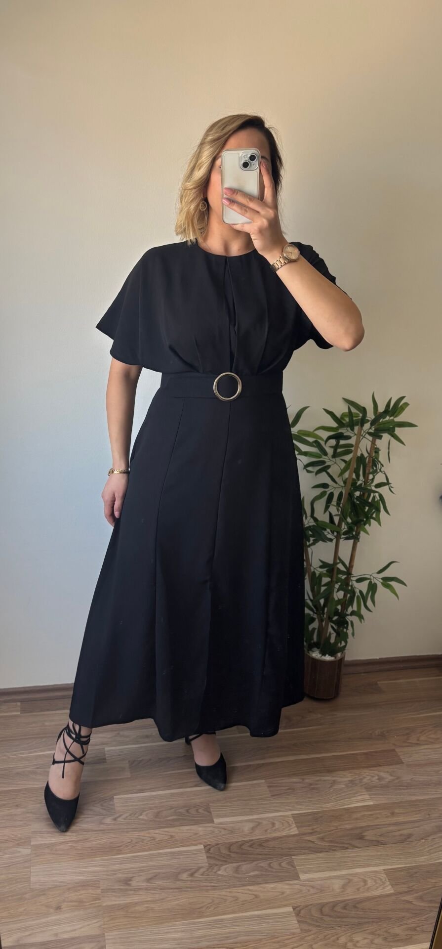 Gögüs Pileli Yirtmacli Elbise